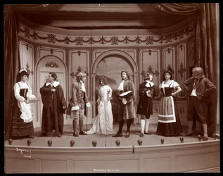 En scen från en amatöruppsättning av pjäsen Le Medecin Malgre Lui som spelades på Barnard College i New York (silvergelatinutskrift).